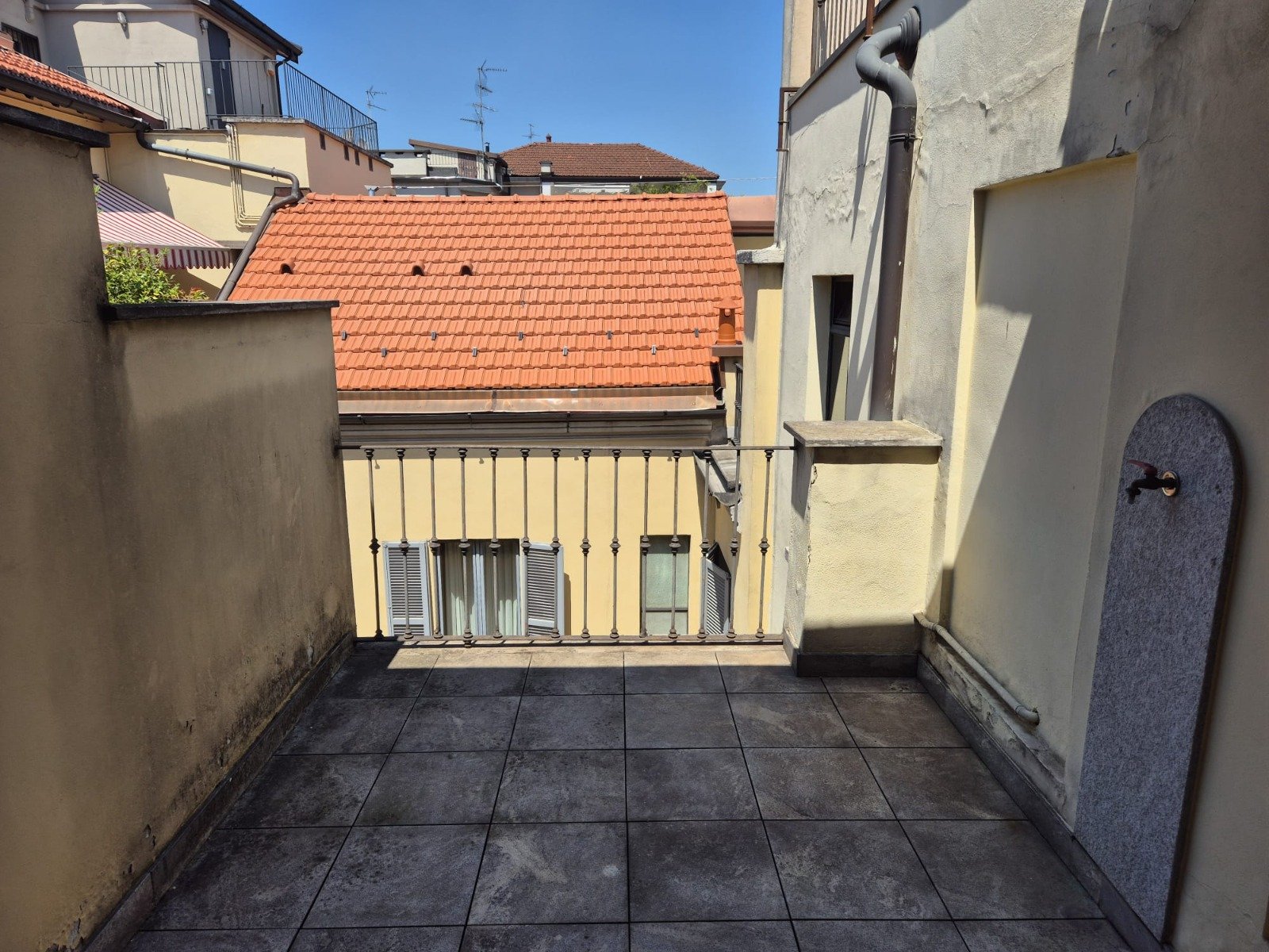 Milano, via Leopardi - Attico mansardato di charme in palazzo d'epoca